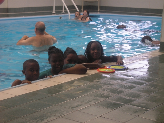 Tyrell Powell, Chayla Weaver, Chynaria Weaver, Tariq Weaver and Brittany Powell enjoying themselves at the pool Saturday afternoon.